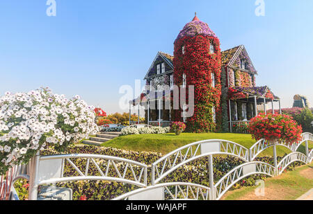 Dubai, VAE. Haus in Blumen an Dubais Wunder Garten bedeckt, der größten natürlichen flower garden in der Welt. (Redaktionelle nur verwenden) Stockfoto