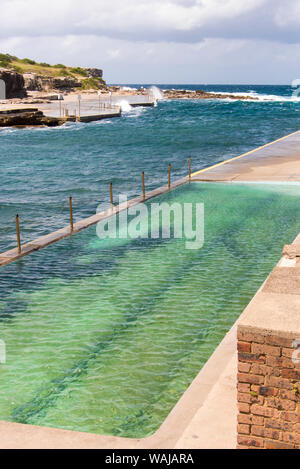 Australien, New South Wales, Sydney. Östlichen Strände, Bondi, Coogee Spaziergang entlang der Küste. Clovelly Bay Coastal Schwimmbad Stockfoto