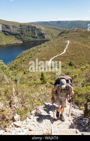 Australien, Tasmanien. Cradle Mountain-Lake St. Clair National Park. Wanderer aufsteigend von Crater Lake. (MR) Stockfoto