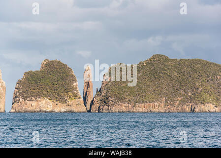 Australien, Tasmanien. Die Laternen in Tasman National Park. Cape Hauy trail sichtbar zu Leuchter und Totem Pole (populär klettern Spalten) Stockfoto