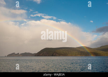 Australien, Tasmanien. Tasman Halbinsel Regenbogen in Fortescue Bay. Die Laternen und Cape Hauy Stockfoto