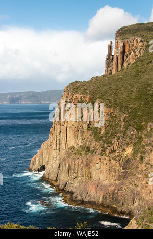 Australien, Tasmanien, Tasman National Park. Blick vom Kap Huay Trail zum Cape Säule über Munro Bucht Stockfoto