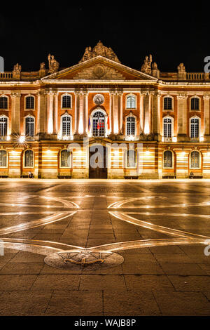 Frankreich, Toulouse. Capitole de Toulouse und Square bei Nacht (Rathaus und Verwaltung) Stockfoto