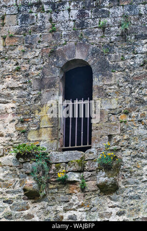 Frankreich, Najac. Fenster in der Burg Najac Stockfoto