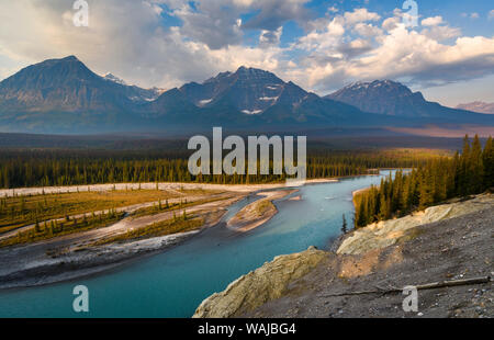 Kanada, Alberta, Jasper National Park. Athabasca River Valley an der ersten Ampel. Stockfoto