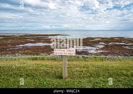 Kanada, Prince Edward Island. Punkt Prim Leuchtturm, die Küste und Warnschilder Stockfoto