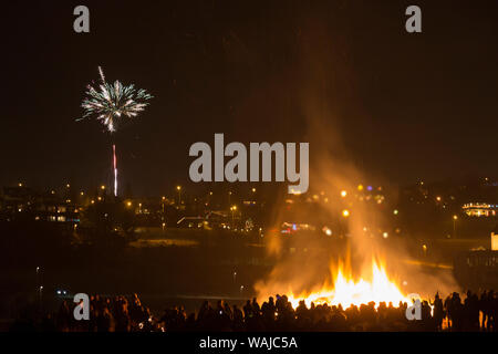Island, Reykjavik. Silvester Feuerwerk über dem Publikum. Kredit als: Wendy Kaveney/Jaynes Galerie/DanitaDelimont.com Stockfoto