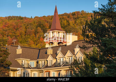 Kanada, Quebec. Mont-Tremblant Ski Village im Herbst Stockfoto