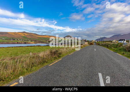 Slea Head Drive führt in die kleine Stadt von Ballyferriter auf der Halbinsel Dingle, Irland Stockfoto