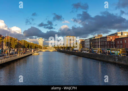 Liffey River mit dem Custom House in der Innenstadt von Dublin, Irland Stockfoto