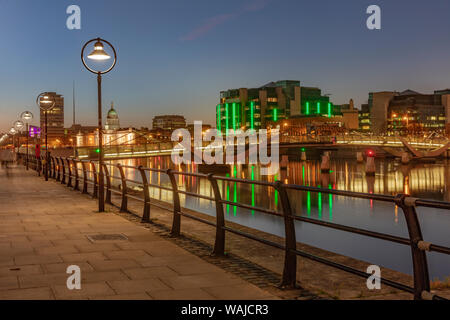 Das Custom House über den Fluss Liffey in der Dämmerung in der Innenstadt von Dublin, Irland Stockfoto