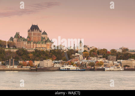 Kanada, Quebec, Quebec City. Erhöhte Skyline mit Chateau Frontenac Hotel von Levis Stockfoto