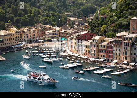 Italien, Provinz Genua, Portofino. Upscale Fischerdorf auf das Ligurische Meer, pastellfarbenen Gebäuden mit Blick auf den Hafen Stockfoto