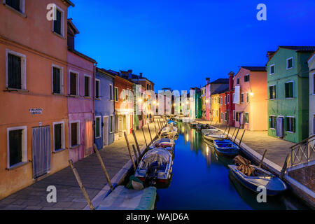 Europa, Italien, Burano. Bunte Häuser auf der Canal bei Sonnenuntergang. Kredit als: Jim Nilsen/Jaynes Galerie/DanitaDelimont.com Stockfoto