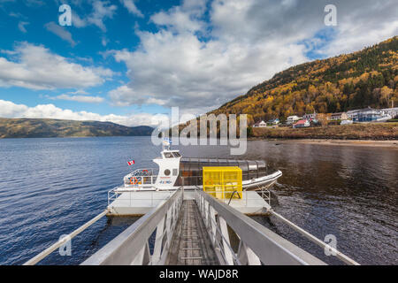Kanada, Québec, L'Anse-Saint-Jean. Blick auf den Saguenay Fjord und Boot Stockfoto