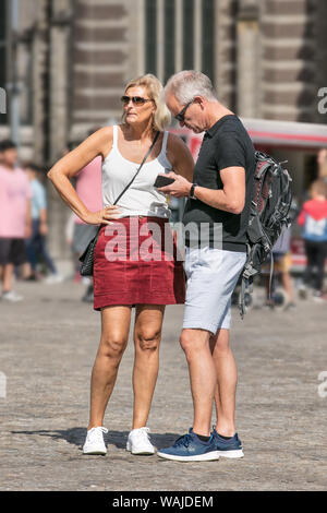 Im mittleren Alter Touristen am Damplatz. Paare aus aller Welt und jeden Alters machen sich auf den Weg nach Europa jährlich. Stockfoto