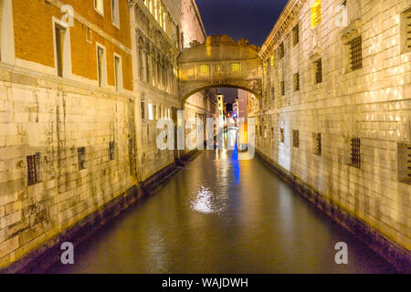 Seufzerbrücke in der Nacht. Farbenfrohes Gebäude Reflexion, Venedig, Italien. Brücke zwischen Dogenpalast und Gefängnis Stockfoto