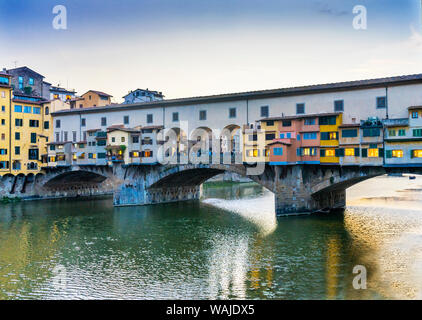 Sonnenuntergang am Fluss Arno, die Ponte Vecchio, Florenz, Toskana, Italien. Brücke ursprünglich in der Römerzeit wurde in 1345 gebaut. Stockfoto