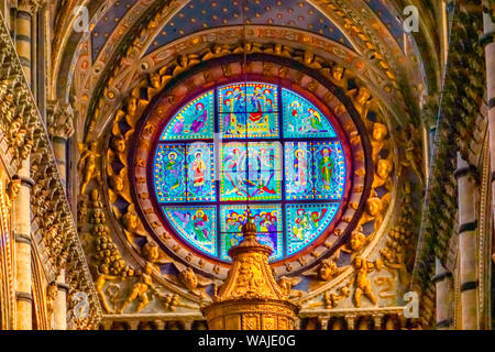 Fensterrose Kathedrale von Siena, Siena, Italien. Von 1215 bis 1263 abgeschlossen. Stockfoto