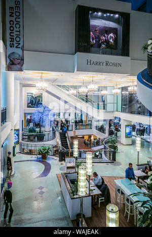 Kanada, Quebec, Montreal. Les Cours Mont-Royal Shopping Mall in der ehemaligen Mount Royal Hotel, einst das größte Hotel im Britischen Empire, Anbauteile innen Stockfoto