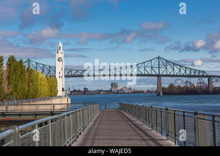 Kanada, Quebec, Montreal. Der Alte Hafen, Sailor's Memorial Clock Tower und Jacques Cartier Brücke Stockfoto