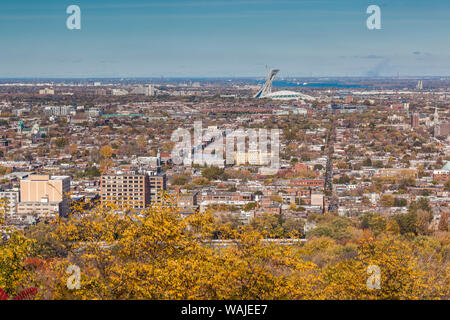 Kanada, Quebec, Montreal. Erhöhte City Skyline von Mount Royal mit Olympiastadion Stockfoto