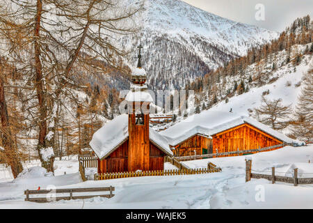 Österreich, Kals am Großglockner. Kleine Kapelle im Schatten der Großglockner Stockfoto