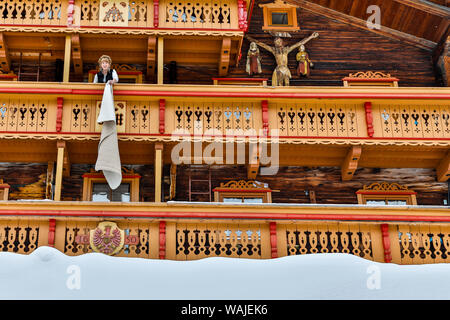 Österreich, Kals am Großglockner. Lüften Sie die Bettwäsche in ein Bed and Breakfast Stockfoto