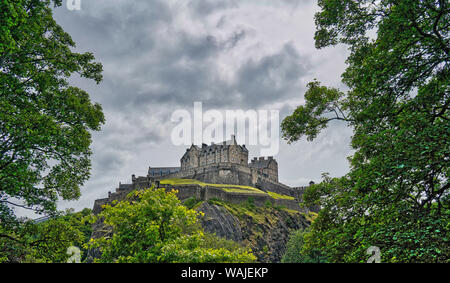 Edinburgh, Schottland, das Edinburgh Castle, wie von der Princes Street Gardens gesehen Stockfoto