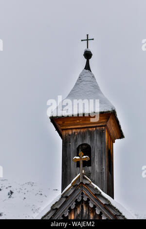 Österreich, Kals am Großglockner. Die verschneite Kirchturm von einer Strecke Kapelle in der Nähe der Großglockner Stockfoto