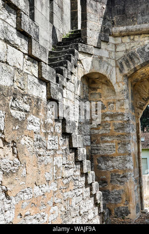 Frankreich, Cahors. Pont Valentre über dem Fluss Lot. Detaillierte Mauerwerk der Brücke. Stockfoto