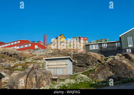 Grönland. Uummannaq. Bunte Häuser dot die felsige Landschaft. Stockfoto