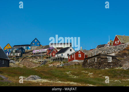 Grönland. Uummannaq. Bunte Häuser dot die felsige Landschaft. Stockfoto
