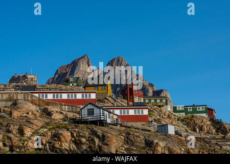 Grönland. Uummannaq. Bunte Häuser dot die felsige Landschaft. Stockfoto