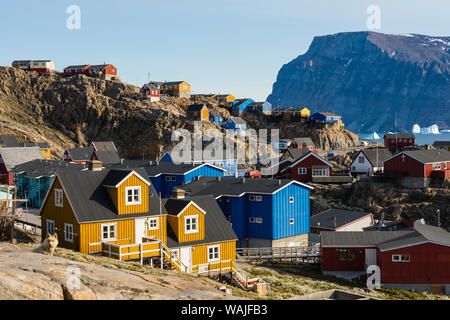 Grönland. Uummannaq. Bunte Häuser dot die felsige Landschaft. Stockfoto