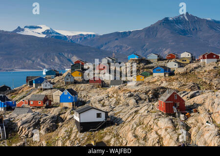 Grönland. Uummannaq. Bunte Häuser dot die felsige Landschaft. Stockfoto