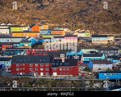 Stadt Ilulissat am Ufer der Diskobucht in Westgrönland. Der eisfjord in der Nähe ist als UNESCO-Weltkulturerbe. Stockfoto