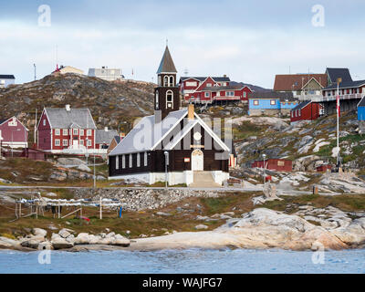 Stadt Ilulissat und Zions Kirche am Ufer der Diskobucht in Westgrönland. Der eisfjord in der Nähe ist als UNESCO-Weltkulturerbe. Stockfoto