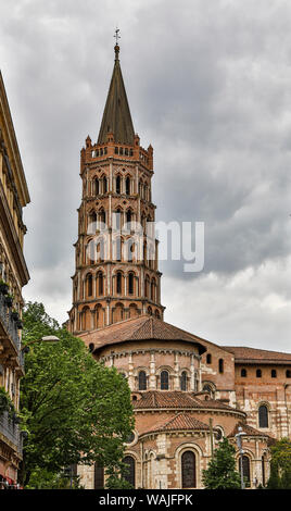Frankreich, Toulouse. Die Basilika St. Sernin Fassade und Turm. Stockfoto