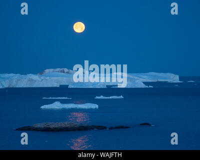 Vollmond. Ilulissat Icefjord Ilulissat Kangerlua kangia oder auch an der Diskobucht genannt. Die icefjord ist als UNESCO-Weltkulturerbe. Stockfoto