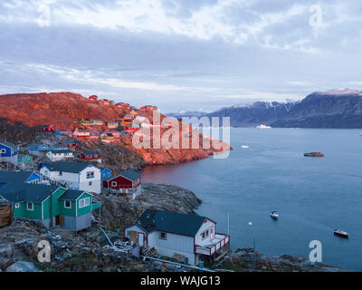 Kleine Stadt von Uummannaq, Nordwesten Grönlands. Stockfoto