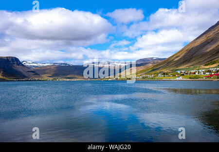 Isafjordur, Island, mit Blick auf die Bucht mit den schneebedeckten Bergen im Hintergrund Stockfoto