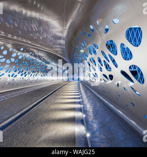 Innen beleuchteten Park Bridge, ein Fußgänger und Radfahrer Brücke, mit Park Spoor Noord über Noorderplaats mit Het Eilandje. Stockfoto