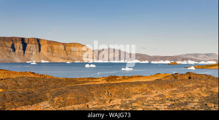 Landschaft mit Eisbergen in der uummannaq Fjordsystem, Nordwesten Grönlands. Stockfoto