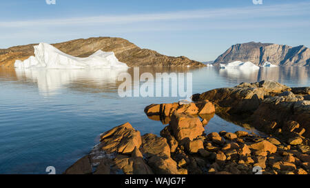 Landschaft mit Eisbergen in der uummannaq Fjordsystem, Nordwesten Grönlands. Stockfoto