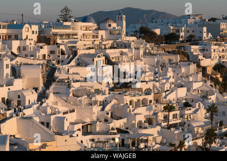 Griechenland, Santorini. Warmen Nachmittag Licht beleuchtet die weiß getünchten Gebäuden der Stadt Fira, Santorini größte Stadt. Stockfoto