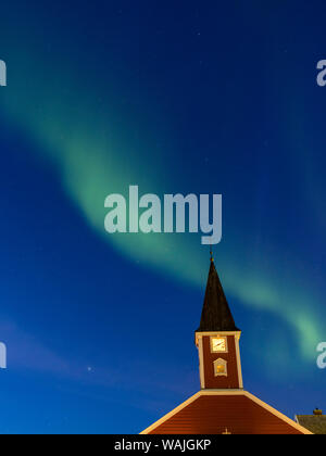 Nordlichter über die Kirche des Erlösers in der Altstadt von Nuuk, der Hauptstadt von Grönland. (Redaktionelle nur verwenden) Stockfoto