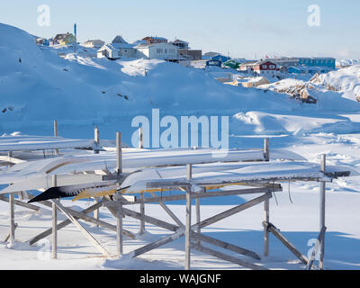 Rack mit Kajaks. Ilulissat am Ufer der Diskobucht, Zentrum für Tourismus, Verwaltung und Wirtschaft. Der eisfjord in der Nähe ist als UNESCO-Weltkulturerbe. Grönland, Dänemark. (Redaktionelle nur verwenden) Stockfoto