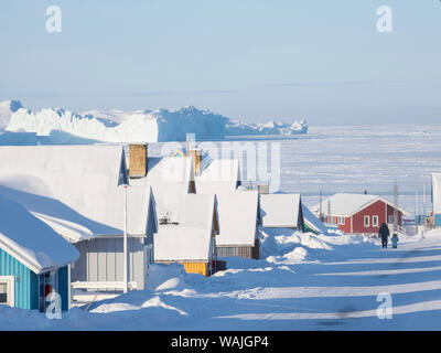 Straßen in der Stadt, gefroren Diskobucht mit Eisbergen. Ilulissat, Zentrum für Tourismus, Verwaltung und Wirtschaft. Der eisfjord in der Nähe ist als UNESCO-Weltkulturerbe. Grönland, Dänemark. (Redaktionelle nur verwenden) Stockfoto