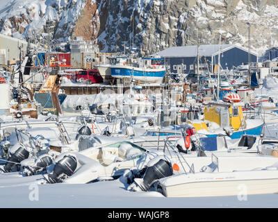 Die gefrorenen Hafen mit Fischerbooten. Ilulissat am Ufer der Diskobucht, Zentrum für Tourismus, Verwaltung und Wirtschaft. Der eisfjord in der Nähe ist als UNESCO-Weltkulturerbe. Grönland, Dänemark. Stockfoto